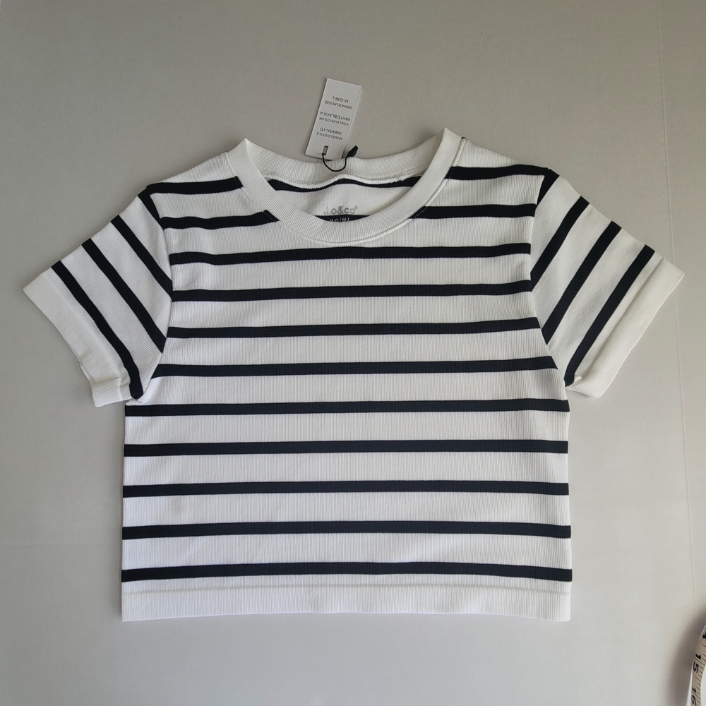 NWT J.o&co Juniors Crewneck Short Sleeves Black & White Striped Top - Size M/L